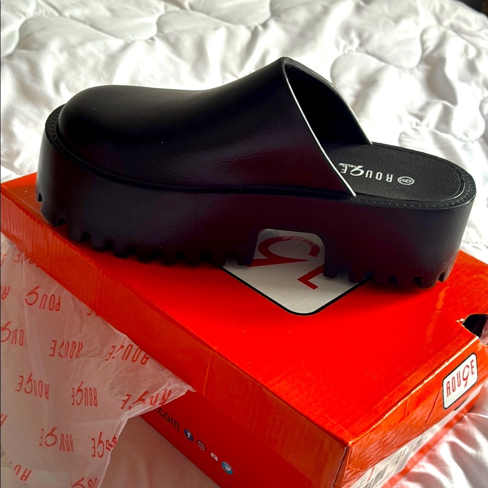 Rouge platform slide on